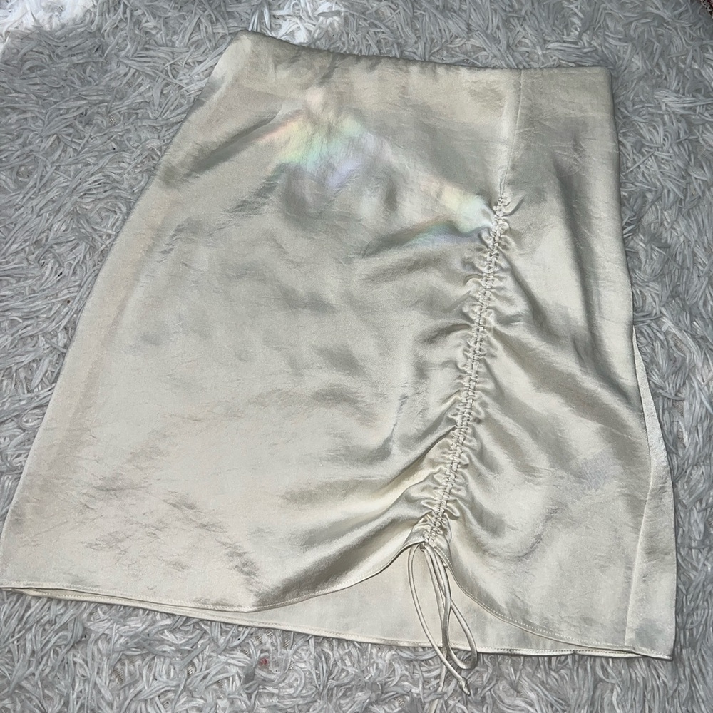 Discontinued: Aritzia Wilfred Satin Mini Skirt in Cream 00